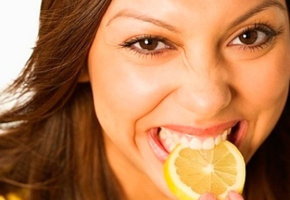 Отбеливание зубов с помощью лимона