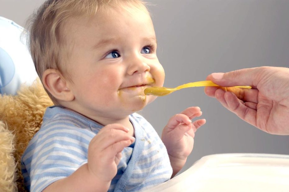 Введение твёрдой пищи в прикорм младенцев