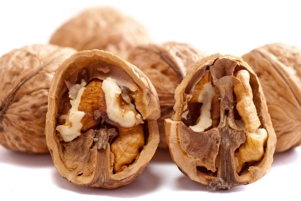 Бульон, язык, орехи: диетолог Разаренова назвала вкусные продукты, которые можно есть на ночь