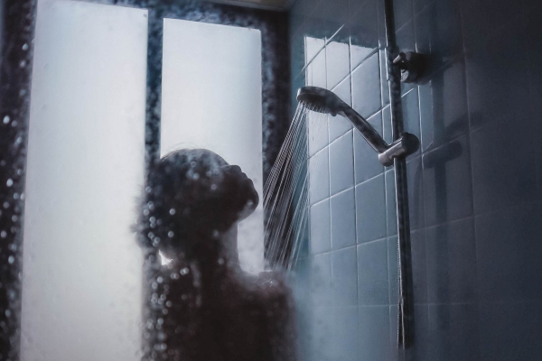 Дерматолог Гольдин рассказал о том, как часто мы должны принимать душ