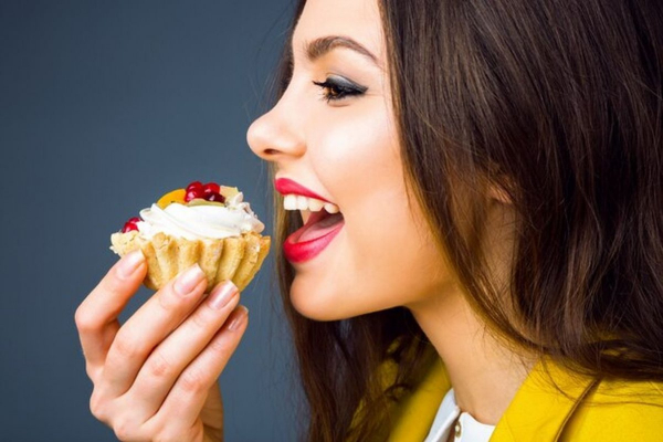 Эндокринолог Павлова рассказала, почему после жирной еды хочется сладкого. Что с этим можно сделать?
