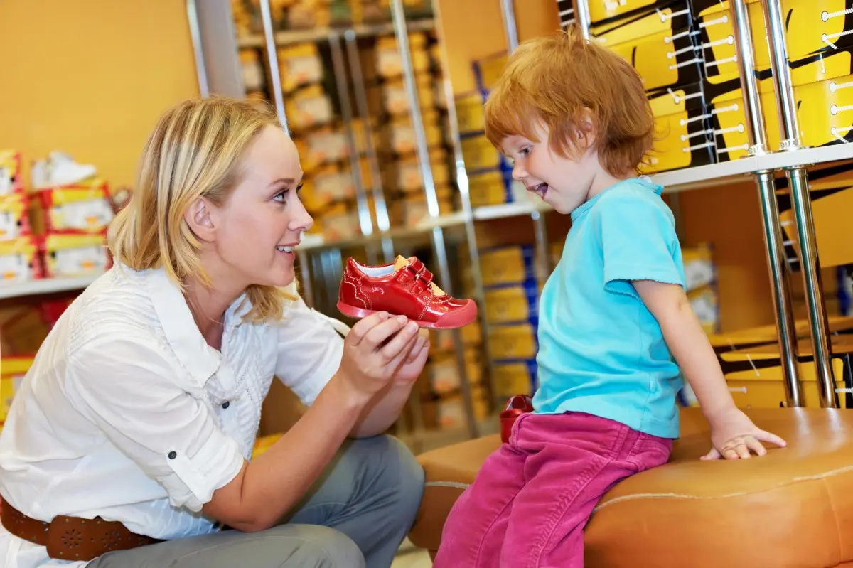 Чему уделить внимание при покупке обуви ребенку – 5 советов ортопеда