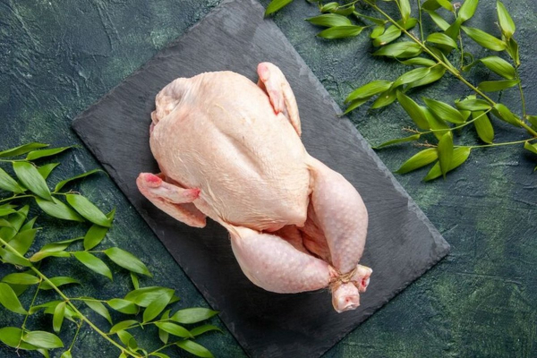 Мытье курицы перед готовкой может стать причиной заражения сальмонеллой