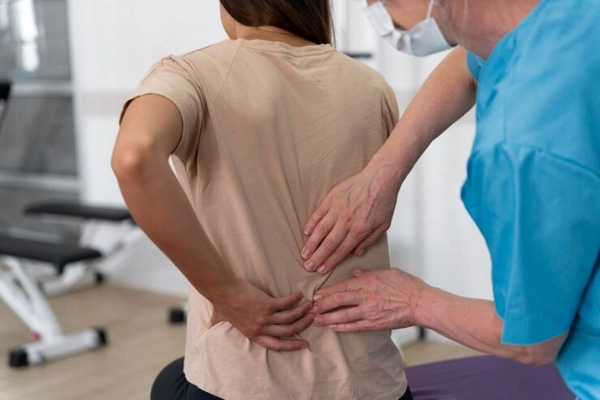Невролог Чупанова рассказала, какая боль в спине указывает на перелом позвоночника